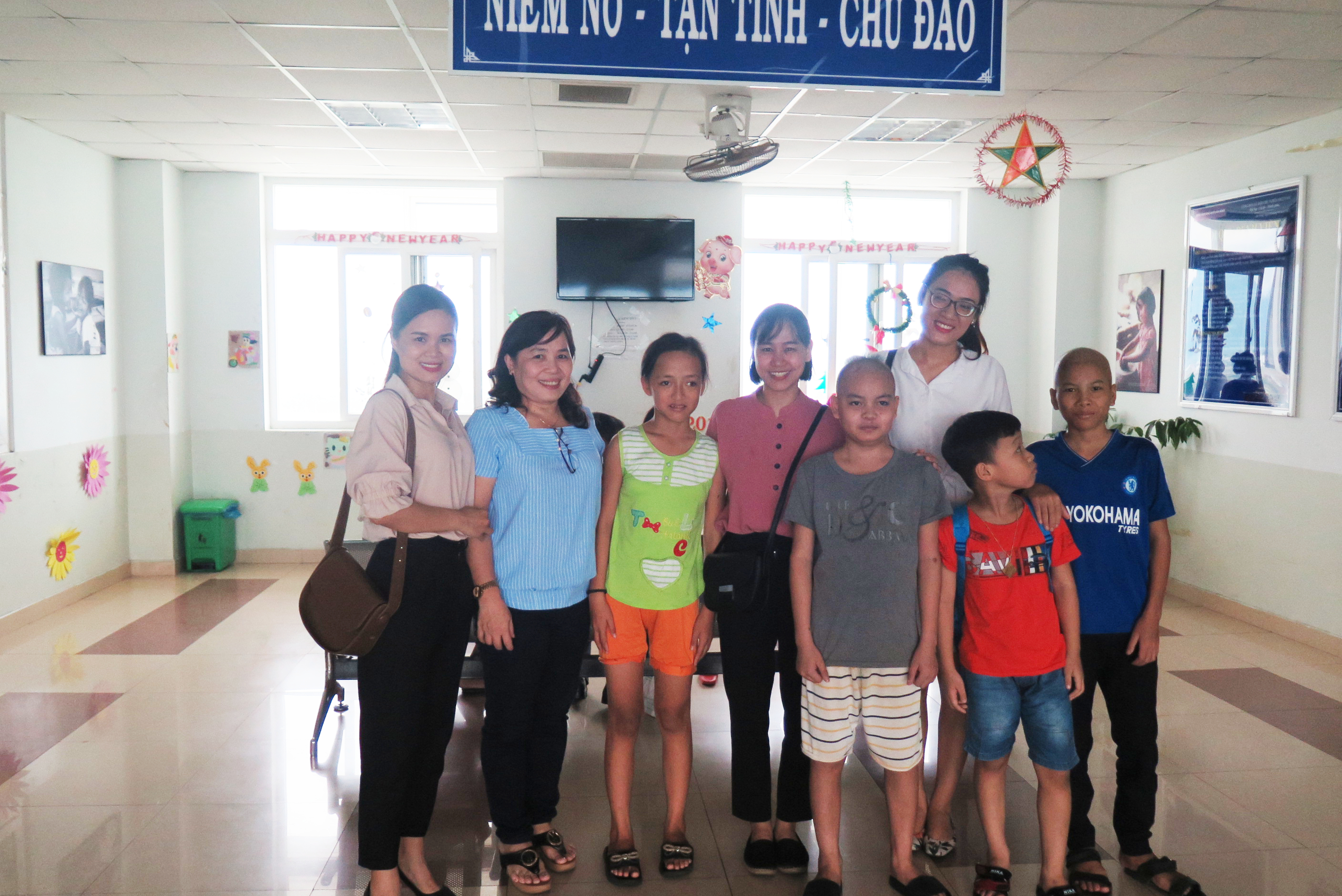 Danapha đến thăm bệnh nhi BV Ung bướu nhân dịp Quốc tế thiếu nhi