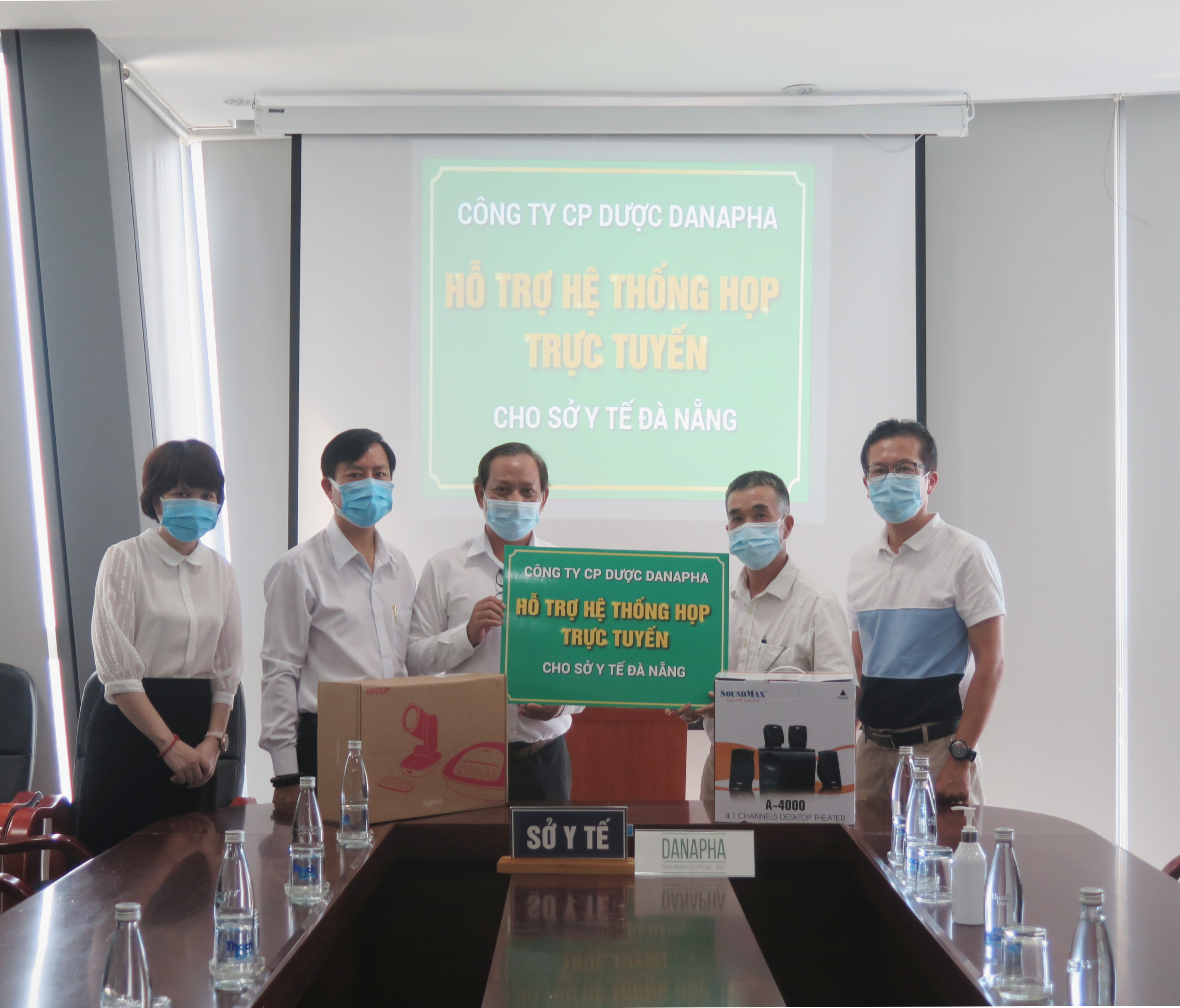 Chung tay chống dịch Covid-19, Công ty CP Dược Danapha trao tặng Bộ thiết bị họp trực tuyến cho Sở Y Tế Tp.Đà Nẵng