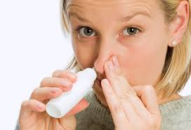 Có nên nhỏ mũi bằng nước muối sinh lý hàng ngày?