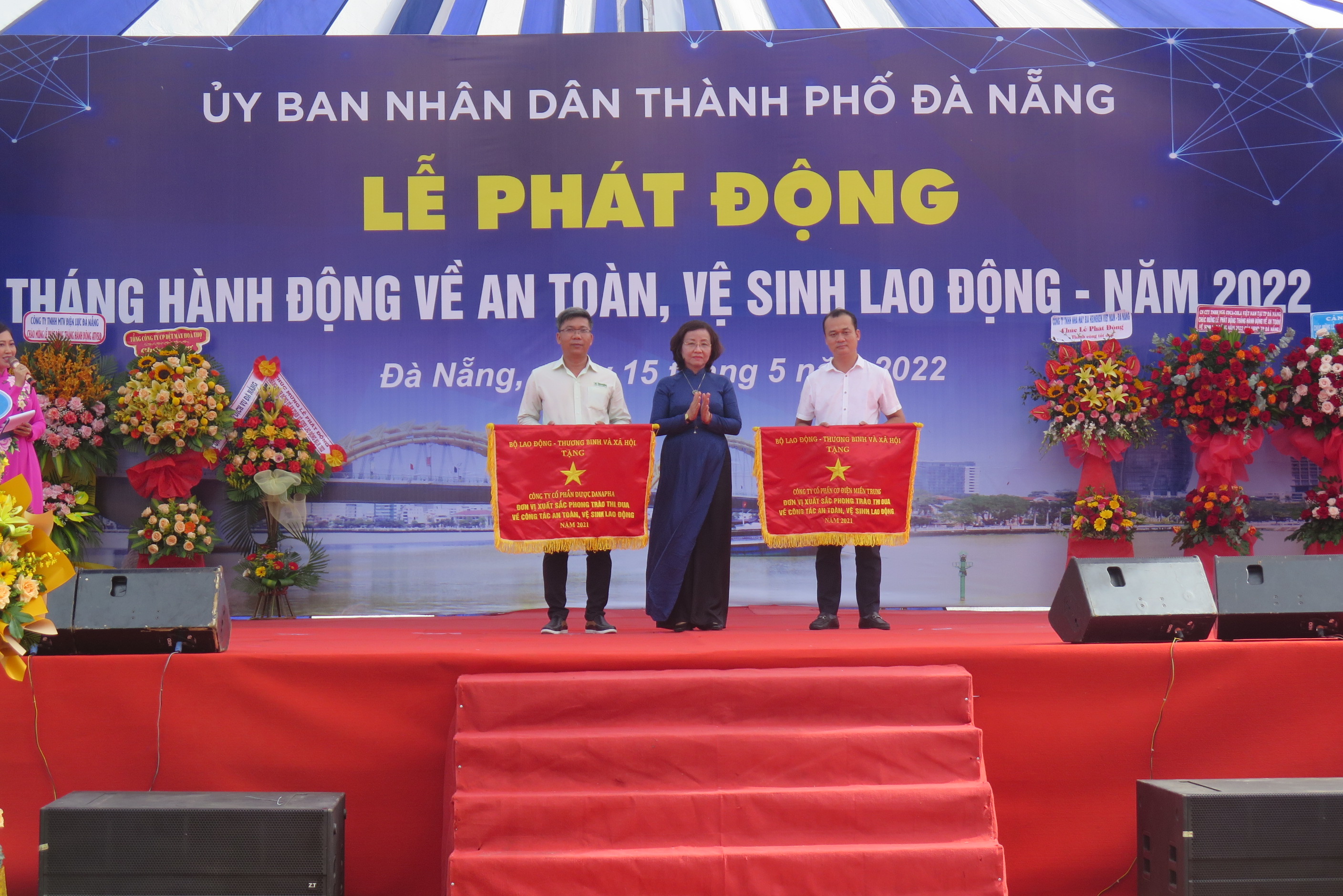 DƯỢC DANAPHA ĐƯỢC BỘ LAO ĐỘNG - THƯƠNG BINH VÀ XÃ HỘI TRAO TẶNG CỜ ĐƠN VỊ XUẤT SẮC TRONG CÔNG TÁC ATVSLĐ NĂM 2021
