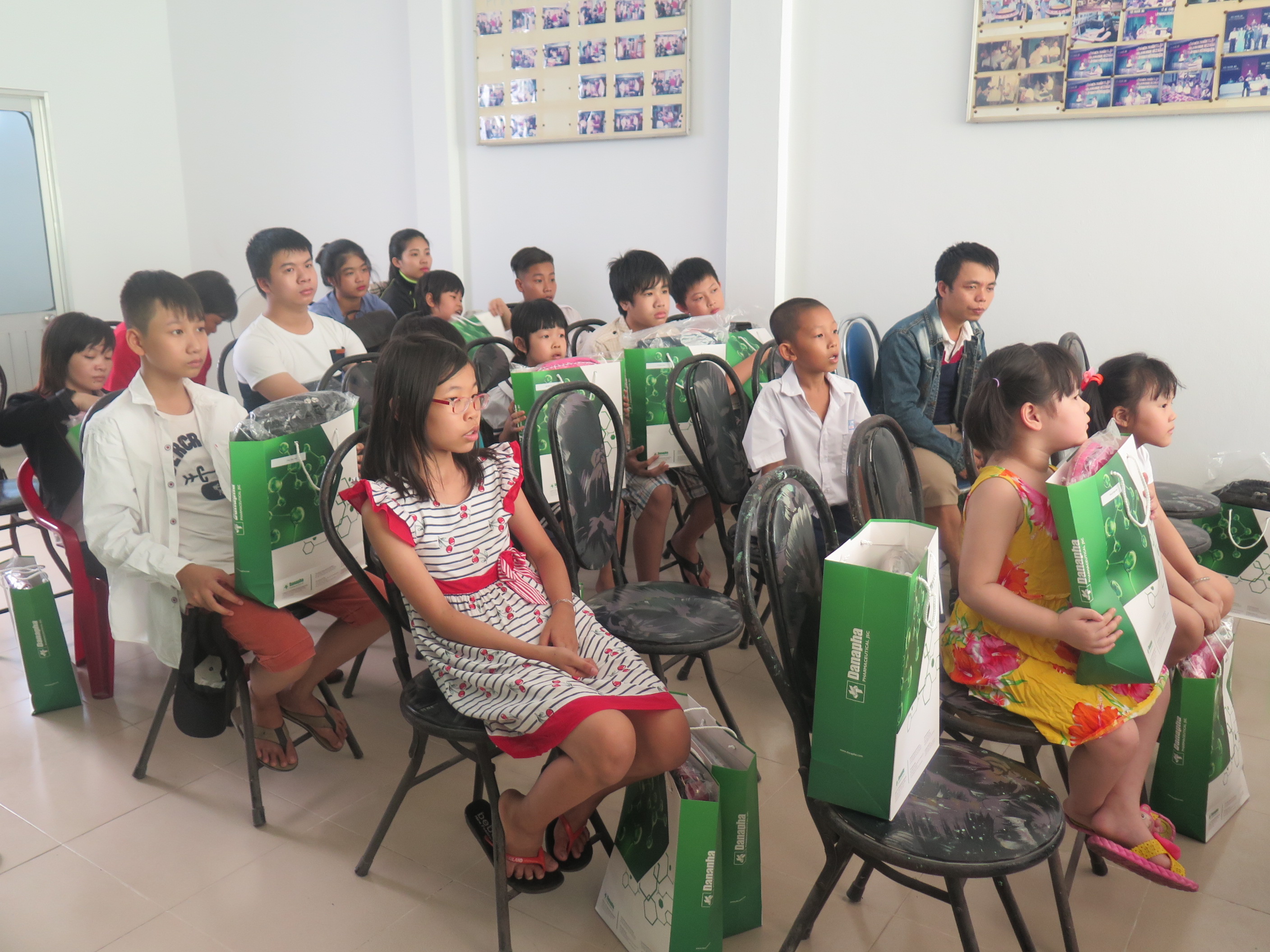 Danapha tặng quà cho trẻ em thuộc Hội người mù nhân dịp Quốc tế thiếu nhi