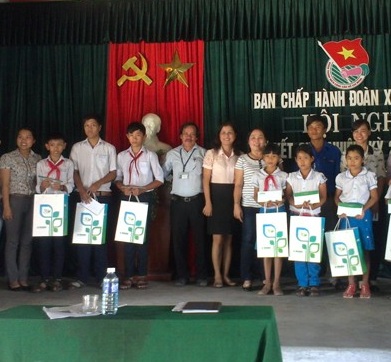 Danapha tặng quà cho các học sinh nghèo vượt khó năm học 2014 - 2015
