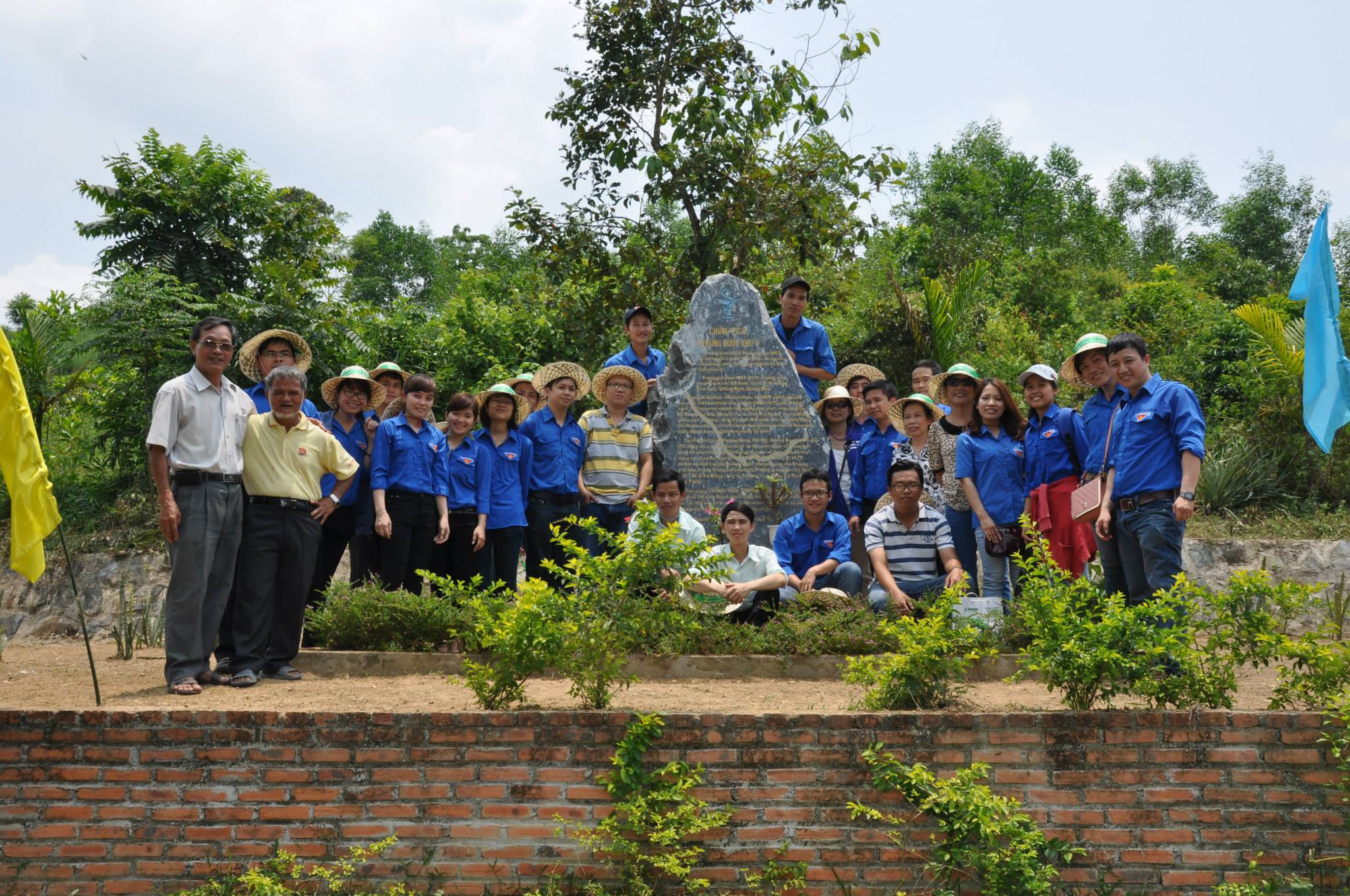 Đoàn Thanh niên Danapha thực hiện chương trình "Về nguồn - Ấm lòng đồng bào vùng xa"