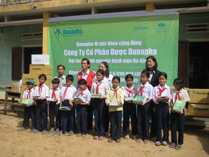 Danapha khám bệnh, phát thuốc cho bà con nghèo Quảng Nam