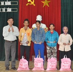 Tư vấn sức khỏe và tặng quà cho phụ nữ nghèo xã Hòa Nhơn